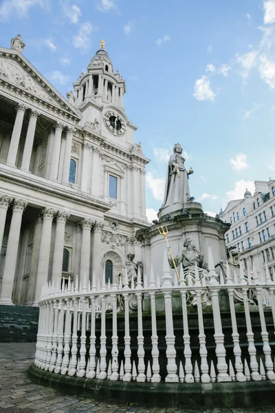 Königin-Anne-Statue in London — Stockfoto