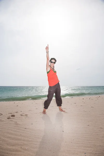 Woman greeting in Tarifa beach — Stockfoto