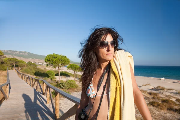 Woman in gateway to beach — Stockfoto