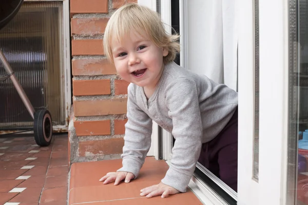 Baby hälsning "peering" terrass — Stockfoto