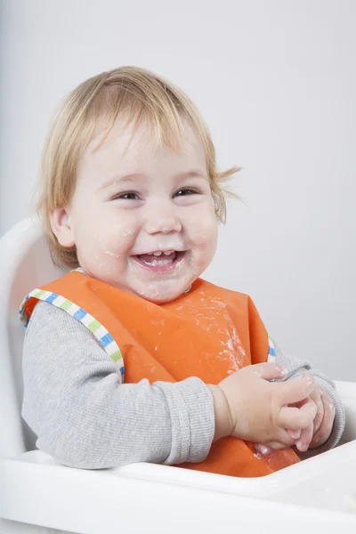 Baby savoring yoghurt — Stockfoto