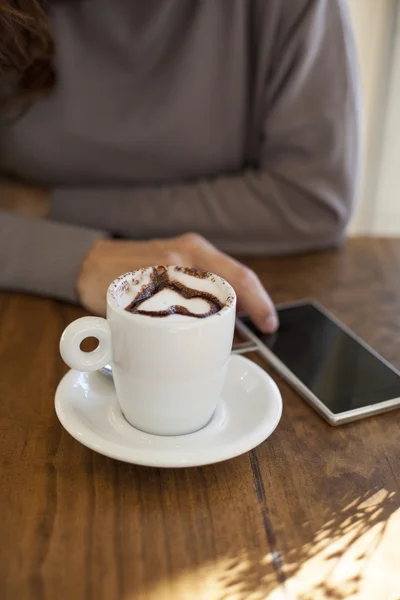 コーヒー携帯電話が大好き — ストック写真