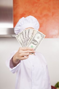 Şef elindeki Doları banknot tomar