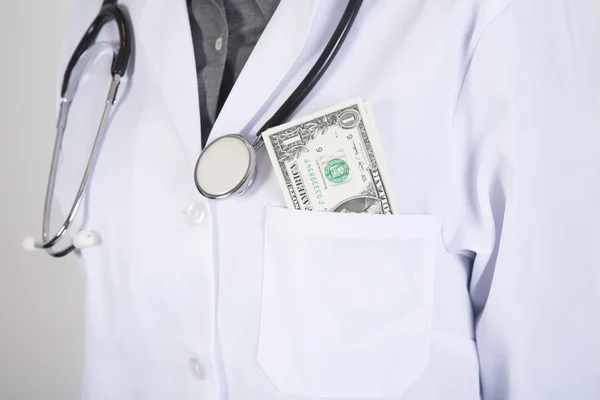 Balík dolarů v kapse lékaře — Stock fotografie