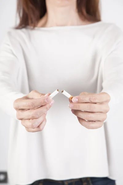 Mujer jersey blanco romper el cigarrillo — Foto de Stock