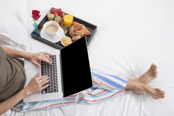 Mujer cama portátil desayuno — Foto de Stock