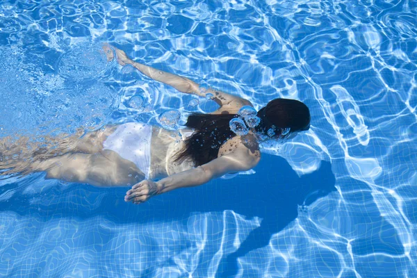 女人在游泳池中潜水 — 图库照片