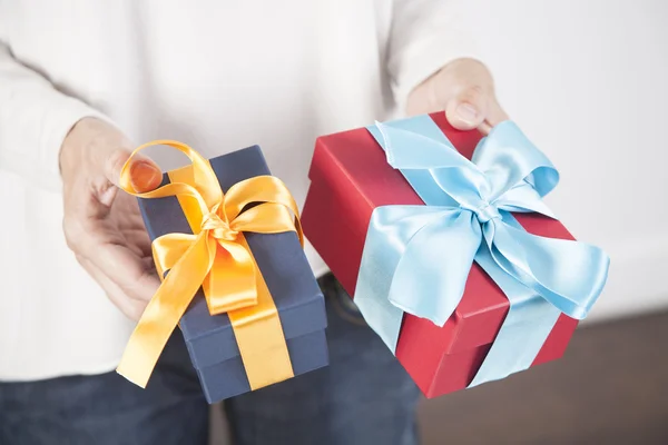 Manos de mujer con dos regalos — Foto de Stock