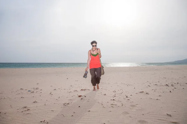 在塔里法海滩散步的女人 — 图库照片