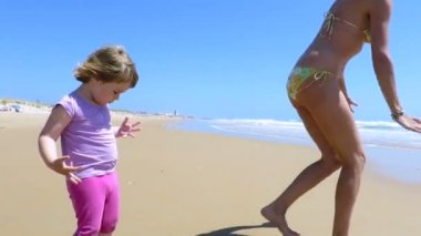 plaj ve anne bebeğe atış okyanus için gider.