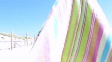 oynama ve plaj renkli havlu ağır çekimde kaydırma bebek