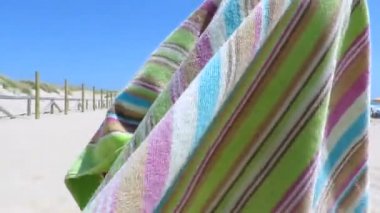 oynama ve plaj renkli havlu sarma bebek