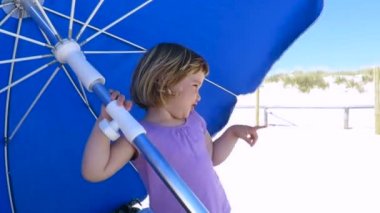 şirin bebek mavi şemsiye Beach'te şarkı