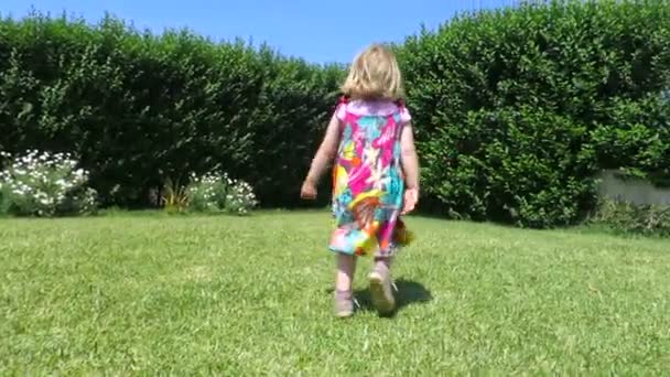 Schattige baby twee jaar uitgevoerd en dansen in de tuin — Stockvideo