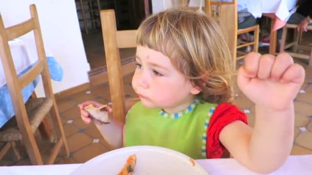 Pequeño bebé comiendo pizza en restaurante — Vídeos de Stock