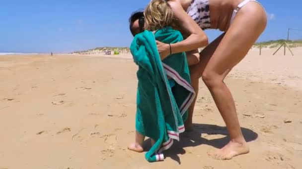 Madre secado bebé con toalla de playa — Vídeo de stock