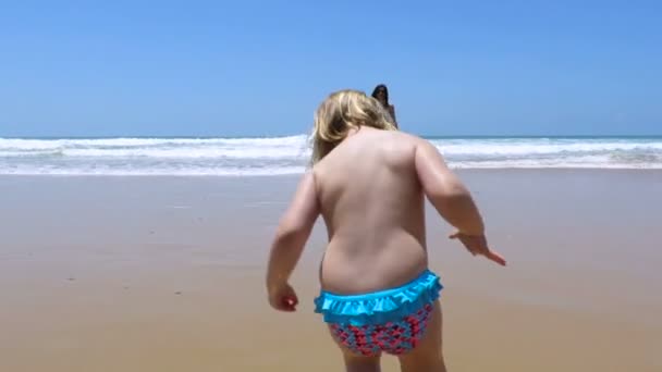 Baby springt in Zeitlupe und Mutter am Strand — Stockvideo