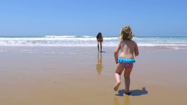 Câmera lenta bebê correndo em direção a mãe na praia — Vídeo de Stock