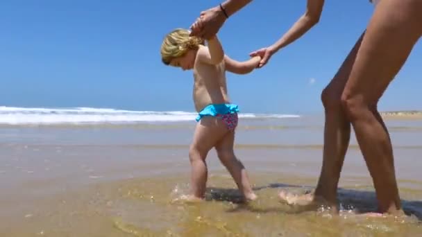 Dois anos bebê e mãe mãos brincando com ondas — Vídeo de Stock