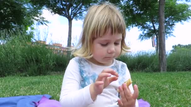 Bambino mangiare cupcake nel parco — Video Stock