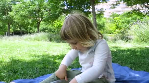 manger bébé assis dans le parc 