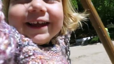 bebek yüz Bahçesi Parkı ağır çekimde sallanan