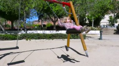 kentsel Bahçesi parkta sallanan bebek