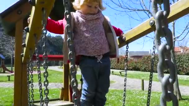 Bambino che gioca nel parco giochi nastri di legno — Video Stock