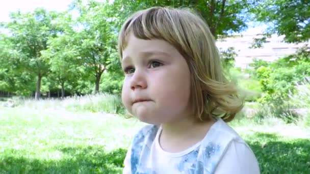 Дитина сидить у парку питної води — стокове відео