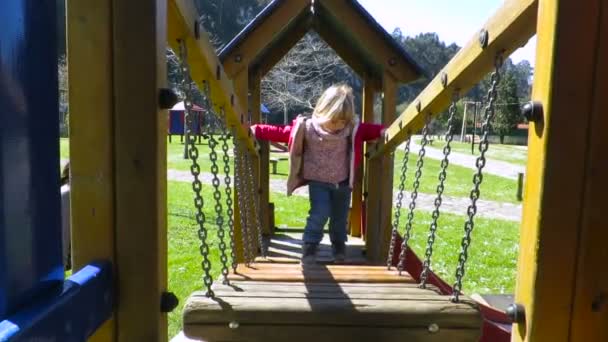 Bambino che cammina nel corridoio del parco giochi — Video Stock