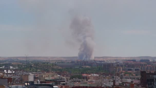 Grand feu de fumée de loin dans la ville de Madrid time lapse — Video