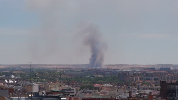 Gran incendio de humo desde lejos en la ciudad de Madrid — Vídeos de Stock