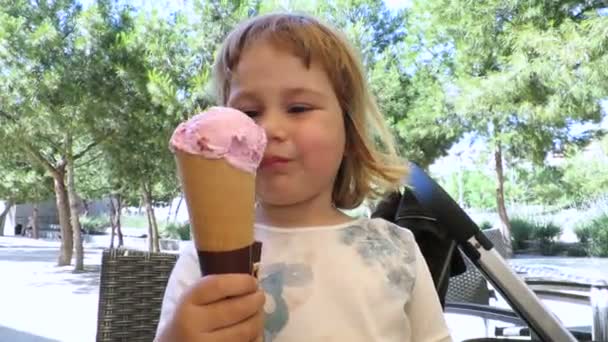 malé dítě jíst jahodová zmrzlina kužel přední