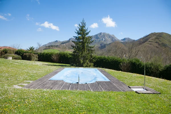 Piscine fermée avec bâche bleue — Photo