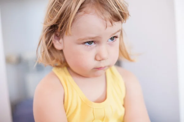 Маленький ребенок грустное лицо — стоковое фото