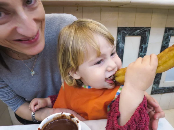 Criança e mulher comendo bastões com chocolate — Fotografia de Stock