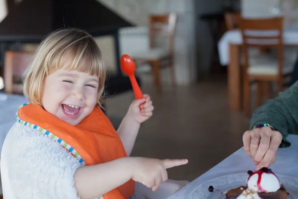 Lachendes Kind teilt Schokoladenkuchen mit Mutter — Stockfoto