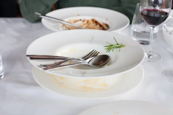 Öğle yemeğinden sonra boş ve kirli beyaz yemekleri — Stok fotoğraf