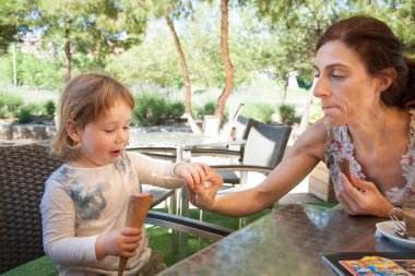 çocuk ve anne Dondurma külahı paylaşımı