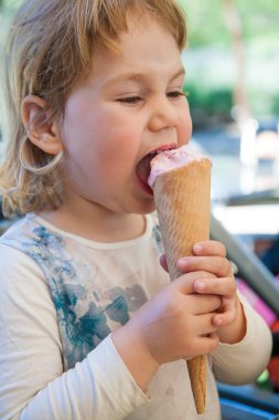 küçük çocuk çilekli dondurma koni ısırma
