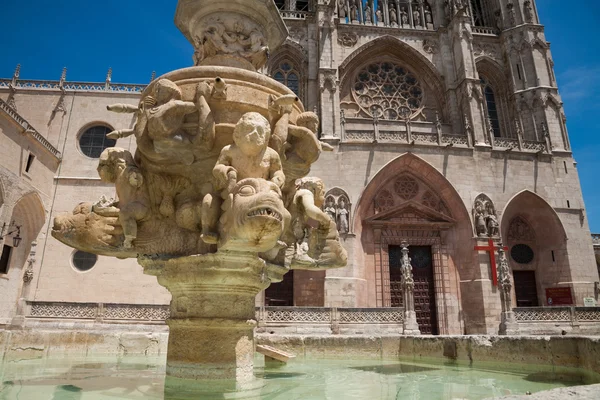 Fonte da escultura e Catedral de Santa Maria em Burgos — Fotografia de Stock