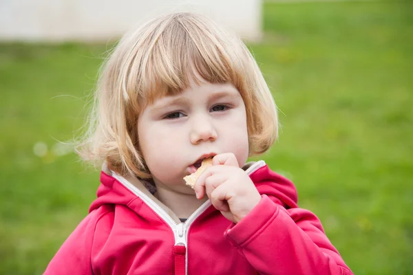 Bebê comer pão no parque — Fotografia de Stock