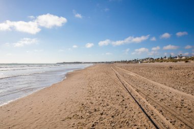 Cadiz 'deki en ünlü ve büyük plajlardan biri olan Chiclana de la Frontera' daki La Barrosa Sahili (Endülüs, İspanya, Avrupa)