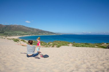Dört yaşında sarışın bir kız. Tarifa, Cadiz, Endülüs, İspanya 'daki Valdevaqueros plajının tepesinde.