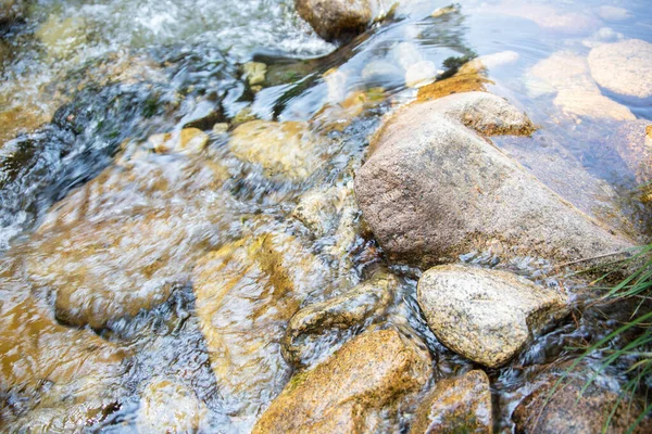 Belo Detalhe Água Transparente Brilhante Que Flui Rochas Cama Rio — Fotografia de Stock