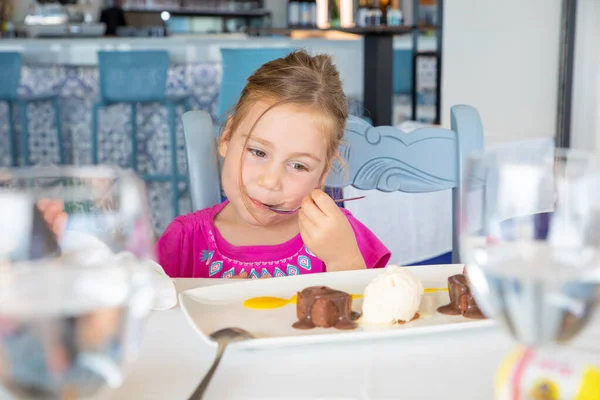 Menina Loira Quatro Anos Comendo Sobremesa Doce Chocolate Preto Sorvete — Fotografia de Stock