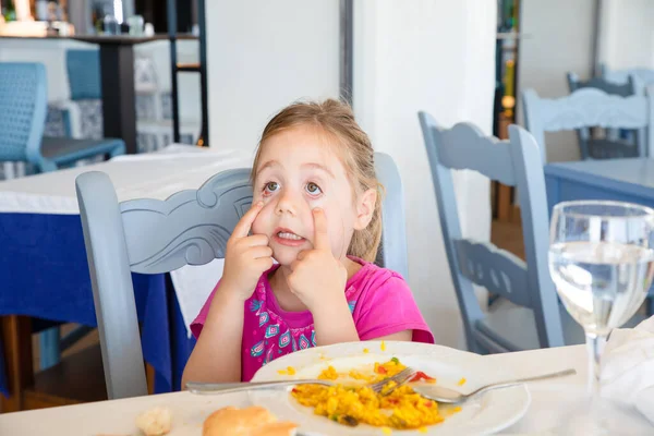 Porträt Eines Vierjährigen Blonden Mädchens Das Spanischen Paella Reis Isst — Stockfoto