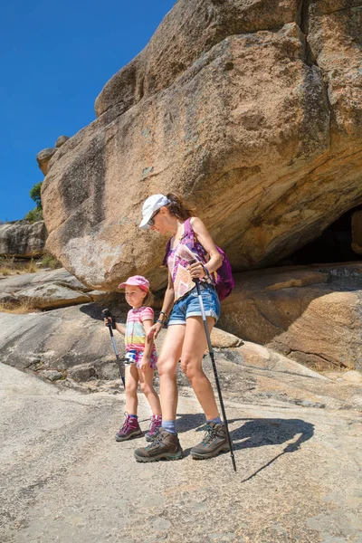 准备远足的登山家 母亲和女儿 头戴帽子 手持手杖 住在卡莫尔扎峡谷的岩石山中 西班牙马德里 — 图库照片