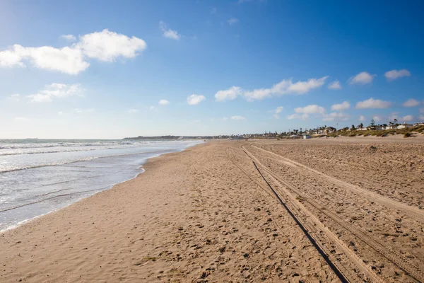 Cadiz 'deki en ünlü ve büyük plajlardan biri olan Chiclana de la Frontera' daki La Barrosa Sahili (Endülüs, İspanya, Avrupa)