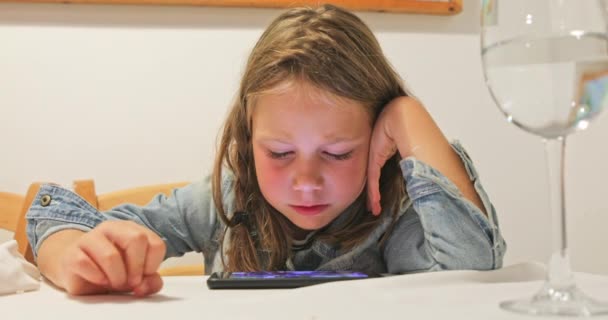 Seis Anos Idade Bonito Menina Assistindo Telefone Celular Com Expressão — Vídeo de Stock